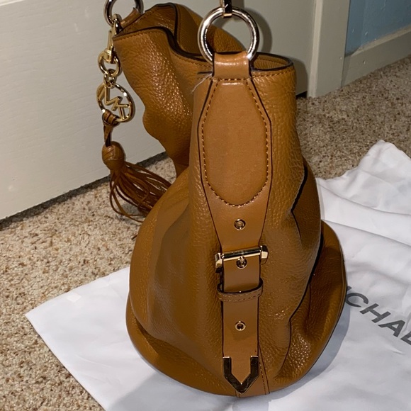 ❌SOLD❌MICHAEL KORS BROOKE MD BUCKET MESSENGER LEATHER BAG - Picture 3 of 10